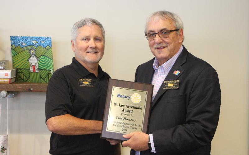 Megan Broome/The Clayton Tribune. Tim Ranney, left, is presented with the 2021 Rotary Club of Clayton W. Lee Arrendale Award by Rotary President Wayne Knuckles at the club’s meeting held at the Food Bank of Northeast Georgia Teaching Kitchen last Thursday.