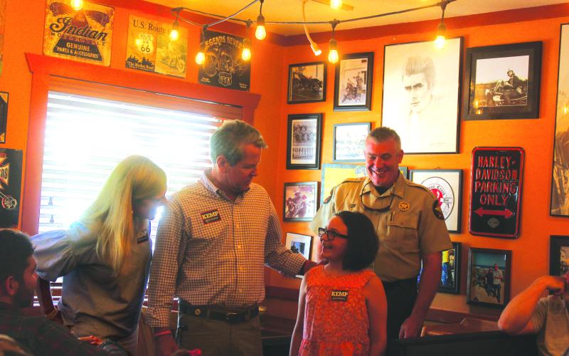 Megan Broome/The Clayton Tribune. Joslan Nichols, daughter of Rabun County Sheriff Chad Nichols, meets Gov. Brian Kemp and Georgia First Lady Marty Kemp at The Rusty Bike Café on Aug. 4. Kemp spoke to a crowd and met with members of the community during his visit to Rabun County.