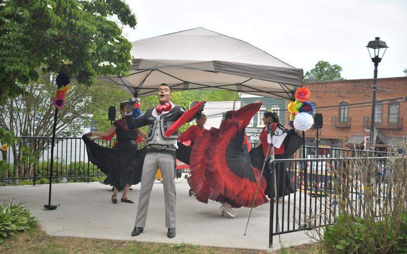 Megan Broome/The Clayton Tribune. Rabun Entertainers performs music in colorful garments at The Rock House in Clayton to celebrate Cinco de Mayo on Friday, May 5. The performers danced to traditional Mariachi music and sang songs in both Spanish and English. abun Entertainers performers included Sharon Purdy; Ishmael Santos; Valerie Carpenter; Deb Williams; Konstantina Vinson and Patti Estes. Caleb Wilburn, who is part of Rabun Entertainers, also helped coordinate the community event.