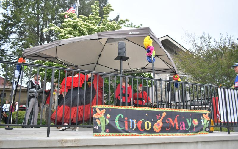 Megan Broome/The Clayton Tribune. Rabun Entertainers performs music in colorful garments at The Rock House in Clayton to celebrate Cinco de Mayo on Friday, May 5. The performers danced to traditional Mariachi music and sang songs in both Spanish and English. abun Entertainers performers included Sharon Purdy; Ishmael Santos; Valerie Carpenter; Deb Williams; Konstantina Vinson and Patti Estes. Caleb Wilburn, who is part of Rabun Entertainers, also helped coordinate the community event.