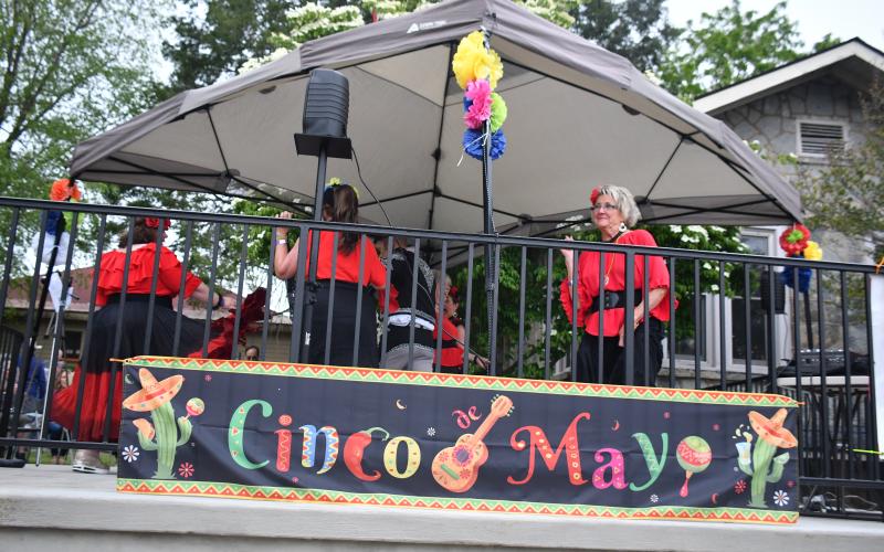 Megan Broome/The Clayton Tribune. Rabun Entertainers performs music in colorful garments at The Rock House in Clayton to celebrate Cinco de Mayo on Friday, May 5. The performers danced to traditional Mariachi music and sang songs in both Spanish and English. abun Entertainers performers included Sharon Purdy; Ishmael Santos; Valerie Carpenter; Deb Williams; Konstantina Vinson and Patti Estes. Caleb Wilburn, who is part of Rabun Entertainers, also helped coordinate the community event.