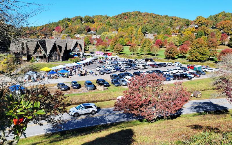 Enoch Autry/The Clayton Tribune. With the backdrop of autumn colors, hundreds of vehicles brought visitors the city. Below: Third place in the Hay Bale Trail competition went to Bartram Trail Conservancy for their hay bale shaped like a shoe with animals that promoted hiking the trail and staying active.