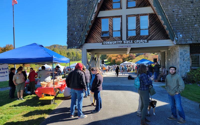 Enoch Autry/The Clayton Tribune. A picture-perfect day greeted people at the annual Sky Valley Fall Festival on Oct. 21. Below: Third place in the Hay Bale Trail competition went to Bartram Trail Conservancy for their hay bale shaped like a shoe with animals that promoted hiking the trail and staying active.