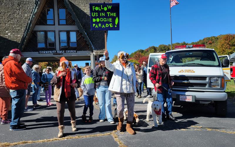 Enoch Autry/The Clayton Tribune. A picture-perfect day greeted people at the annual Sky Valley Fall Festival on Oct. 21. Below: Third place in the Hay Bale Trail competition went to Bartram Trail Conservancy for their hay bale shaped like a shoe with animals that promoted hiking the trail and staying active.