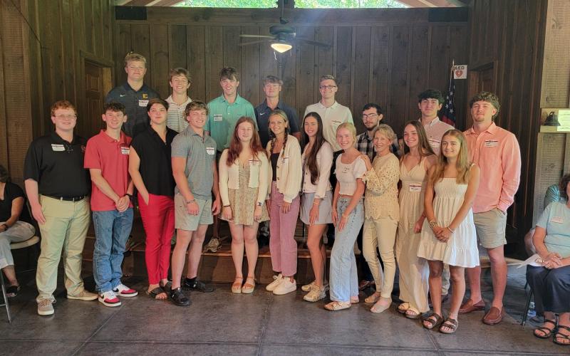 Enoch Autry/The Clayton Tribune. Scholarship winners from Rabun County High School are Isaac Craig, Charlie Cuttino, Hayden Deslich, Jalyn Fisher, Jarret Giles, Jack Hood, Gabbie Horner, Madilyn Kowalsky, Molly Mazarky, Marcus Remillard, Hayden Ross, Abby Sego, Caleb Speed, Trenton Thompson, Mili Watts, and Cooper Welch. From Rabun Gap-Nacoochee School are Tyler Price and Ellie Weatherly. Not pictured are RCHS’s Aliye Coker and Itzia Vasquez Ramos.