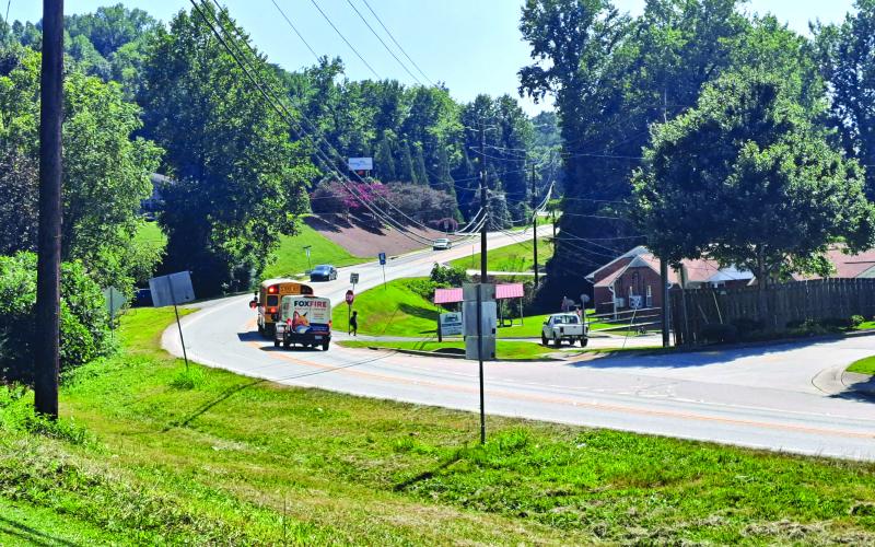 Megan Horn/Tne Clayton Tribune. When sharing the road with school buses, it’s important to know the law. In most cases, all drivers are required to stop when meeting or overtaking a stopped school bus that has its red lights flashing and its stop arm extended when loading or unloading passengers. With the terrain of Rabun County, motorists in all lanes of travel from Clayton City Limits to the North Carolina line must stop for a stopped school bus with lights flashing and arms extended.