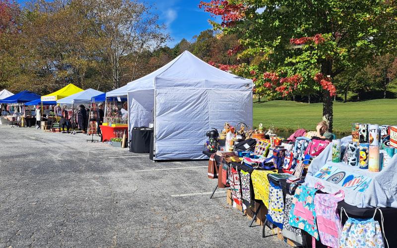 Megan Horn/The Clayton Tribune. Crowds of people attended the 11th annual Sky Valley Fall Fest who also enjoyed arts and crafts vendors. Below: Veterans of Foreign Wars (VFW) Post 4570 cooked hotdogs for the community at the Sky Valley Fall Fest.