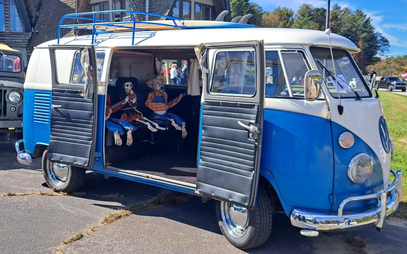 Megan Horn/The Clayton Tribune. This 1967 VW Bus Transporter owned by Bob Kirby was featured in the Classic Car Show at the Sky Valley Fall Fest. Below: Veterans of Foreign Wars (VFW) Post 4570 cooked hotdogs for the community at the Sky Valley Fall Fest.