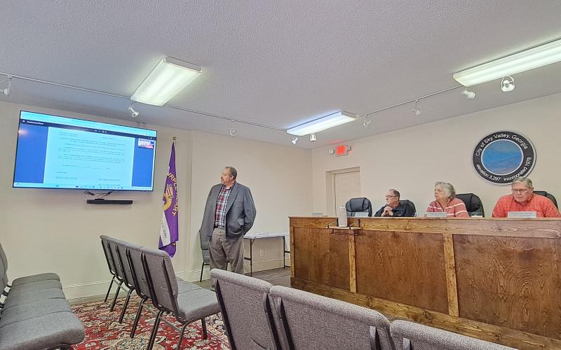 Megan Horn/The Clayton Tribune. Sky Valley City Manager Jason Streetman presents a slideshow presentation detailing the proposed 2024 millage rate and FY 2025 budget before council members approved the rollback millage rate and $1.5 million budget during Tuesday’s special called work session and meeting.