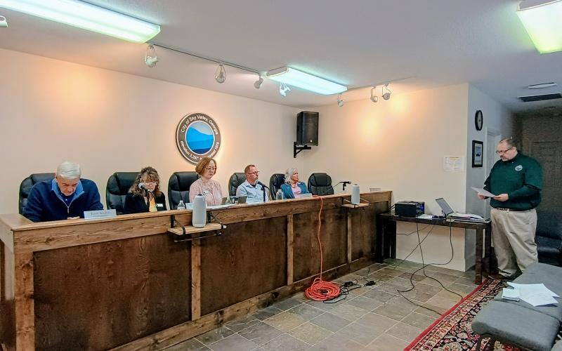 Megan Horn/The Clayton Tribune. Sky Valley City Manager Jason Streetman, far right, reads aloud two city resolutions to rescind combined $5 million from two separate grants during the March 26 special called council meeting.