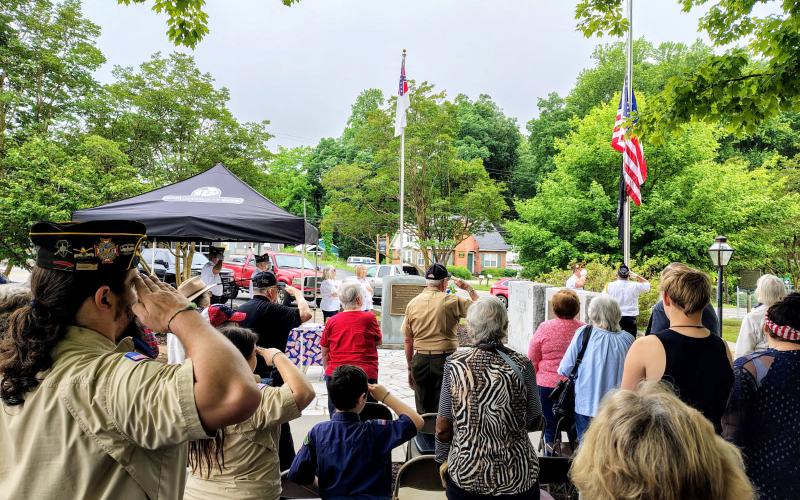 Photo courtesy of Conner Horn.  A large group of community members showed up in front of the Rabun County Courthouse on Saturday, May 25, for a Memorial Day ceremony honoring veterans. Many saluted the United States flag and put their hands over their hearts during the Pledge of Allegiance and singing of our National Anthem “The Star-Spangled Banner.”