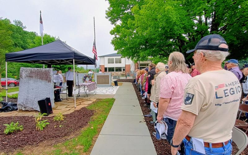 Megan Horn/The Clayton Tribune.  A large group of community members showed up in front of the Rabun County Courthouse on Saturday, May 25, for a Memorial Day ceremony honoring veterans. Many saluted the United States flag and put their hands over their hearts during the Pledge of Allegiance and singing of our National Anthem “The Star-Spangled Banner.”