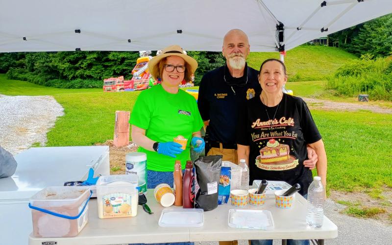 Megan Horn/The Clayton Tribune. Sky Valley Mayor Benita Cotton-Orr, Sky Valley Police Chief Ron Baumes and Annette Baumes, owner of Annette’s Café, serve free ice cream to community members who attended National Night Out (NNO) hosted by the Sky Valley Police Department Aug. 4. Annette’s Café was a Gold Sponsor for the event.