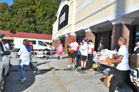 Megan Broome/The Clayton Tribune. The Rabun County Sheriff’s Office, other law enforcement agencies and the faith community came together October 8 at the Food Bank of Northeast Georgia to distribute food, diapers and educational resources to community members during National Faith & Blue Weekend. Law enforcement personnel with Safe Kids Rabun conducted car and booster seat safety checks and car seat technicians were available to check seats for proper fit and installation. 