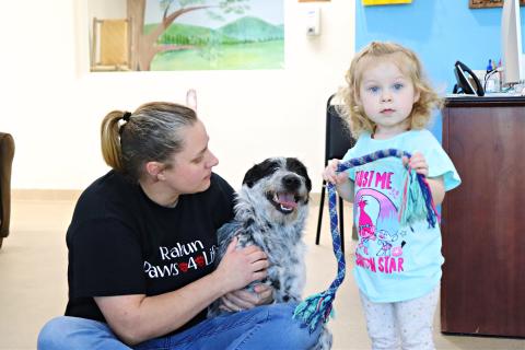Photo courtesy by Lisa Broz. Becca McClain, Rabun Paws 4 Life shelter director and manager of animal health (left) and 2-year-old Jentry McClain play with “Hops” at the shelter. “Hops” is a one-year-old German short-haired pointer. 