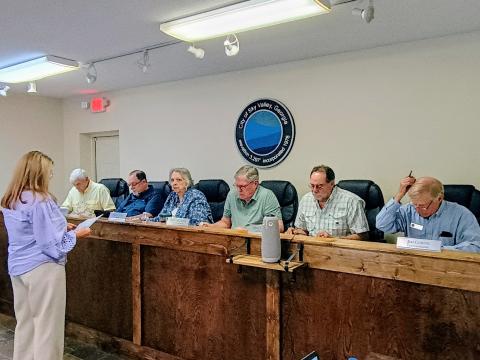 Megan Horn/The Clayton Tribune. Joely Mixon with Mixon, Mixon, Brown & Tench, CPAs, left, gives a presentation of the Fiscal Year (FY) 2024 audit to Sky Valley council members Tony Allred; Bill Oliver; Mayor Hollie Steil; Dan McAfee; Bruce Turner and Jim Curtis during the July 15 city work session. 