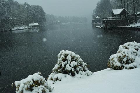 Enoch Autry/The Clayton Tribune. Large and small flakes float down onto Lake Burton at Perrin Cove Saturday morning as Rabun County receives an excess of 7 inches of snow.