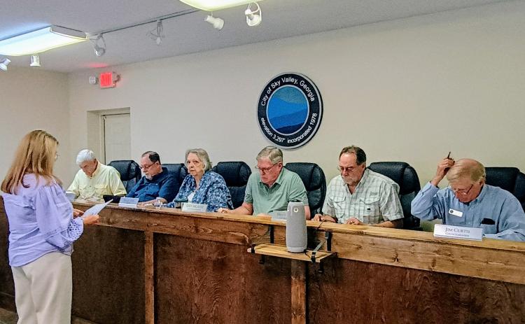 Megan Horn/The Clayton Tribune. Joely Mixon with Mixon, Mixon, Brown & Tench, CPAs, left, gives a presentation of the Fiscal Year (FY) 2024 audit to Sky Valley council members Tony Allred; Bill Oliver; Mayor Hollie Steil; Dan McAfee; Bruce Turner and Jim Curtis during the July 15 city work session.