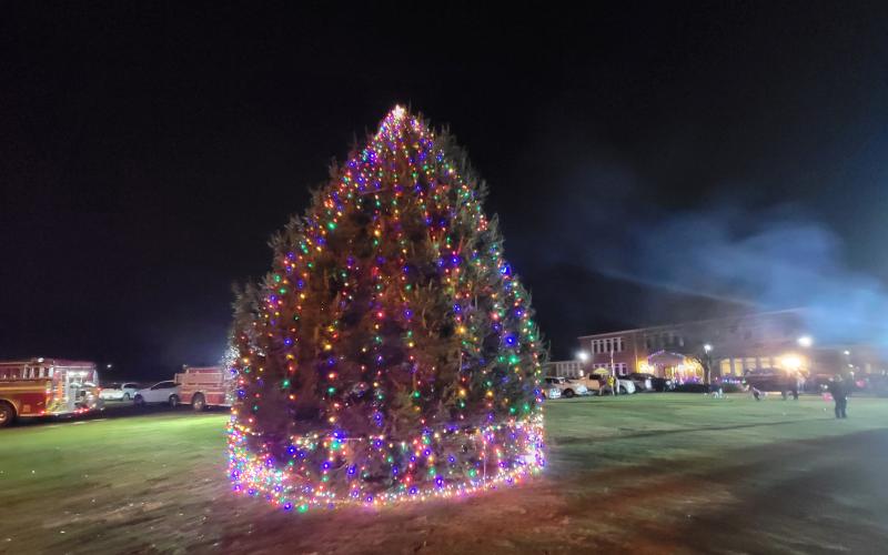 Enoch Autry/The Clayton Tribune.  The City of Dillard had its Christmas tree lighting on Nov. 26 on the Dillard City Hall property. The community came for a night of caroling, eating hot dogs and popcorn, and fellowship.